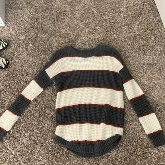 a sweater size medium that is gray brown and white - Picture 2 of 5